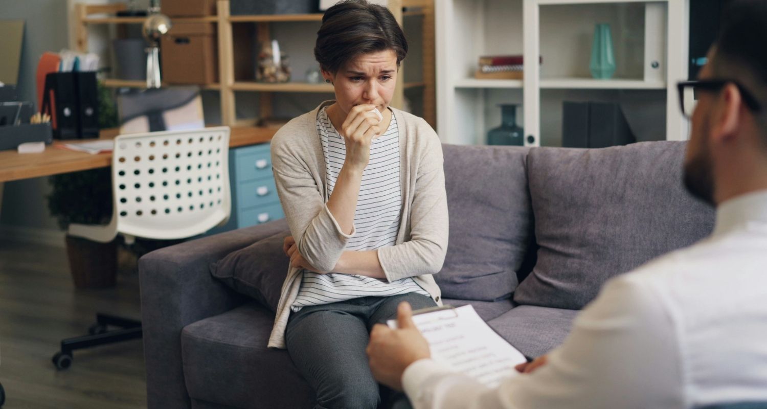 Jeune femme soucieuse écoutée par un consultant